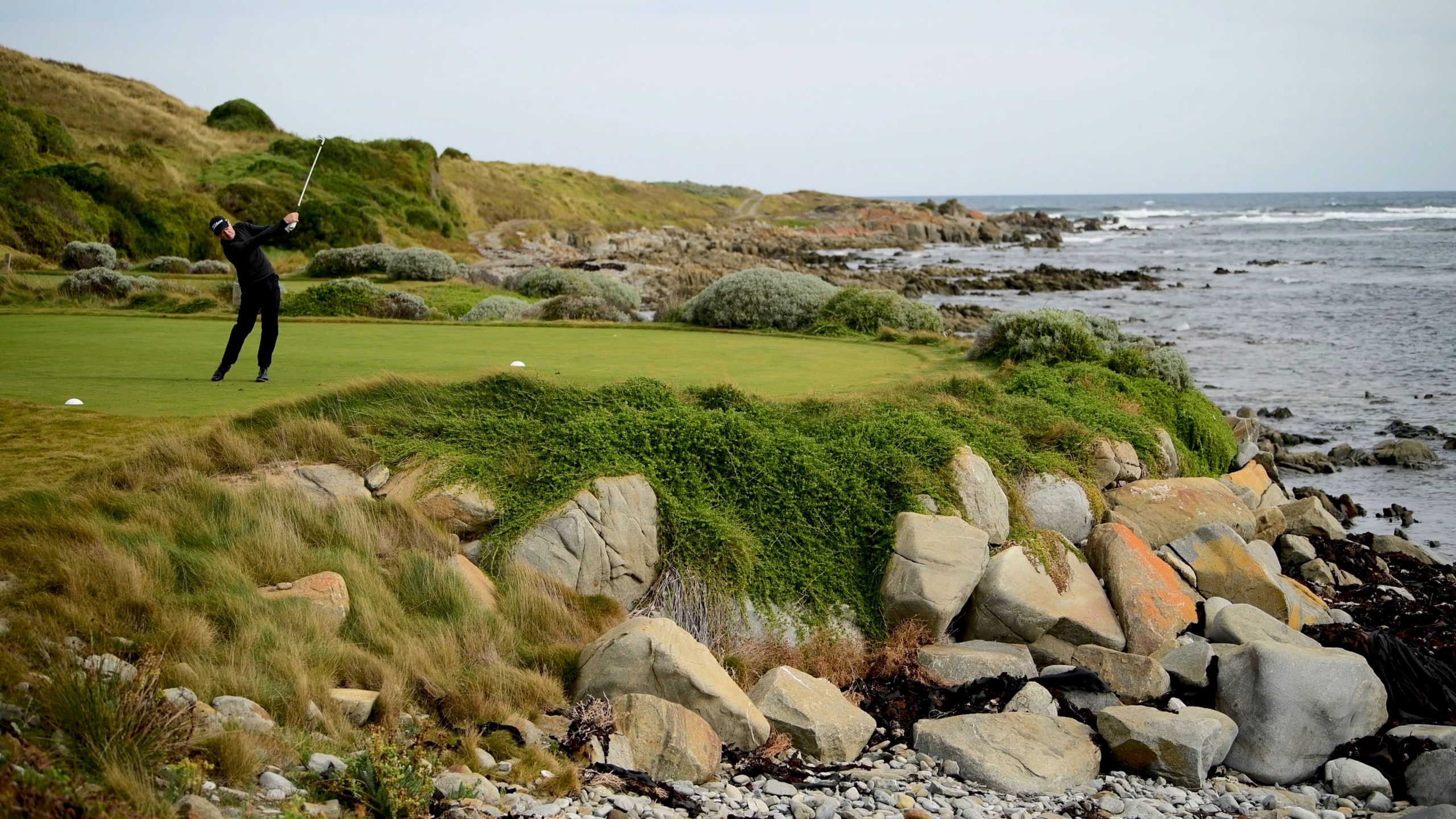 Golfer teeing off at Barnbougle