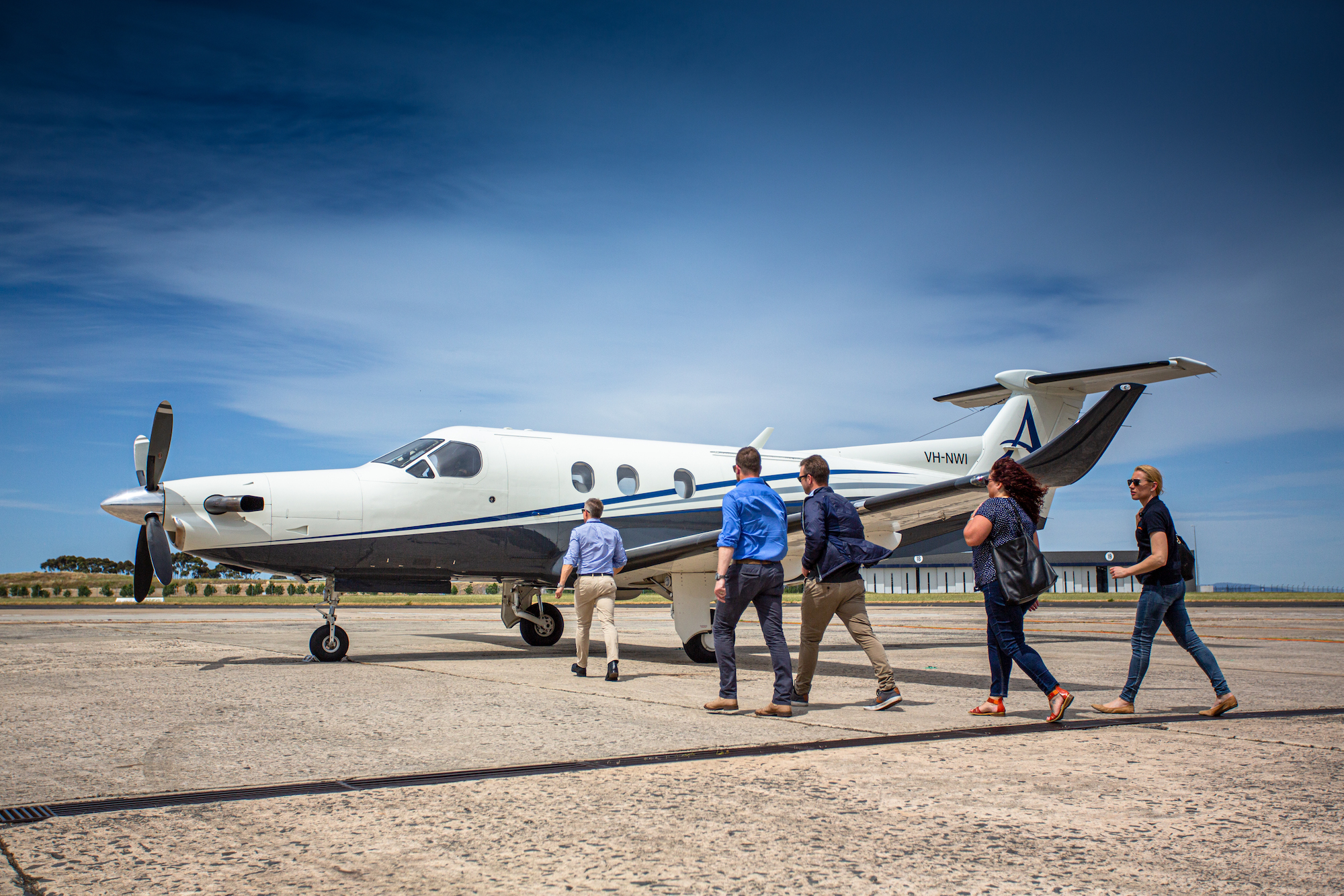 golfers boarding a private plan